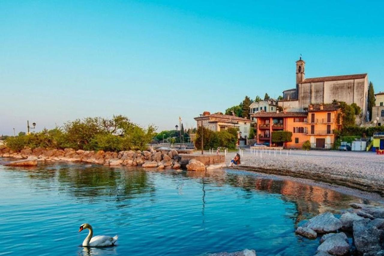 Luminoso Trilocale Con Piscina E Giardino Privato Apartment Desenzano del Garda Bagian luar foto