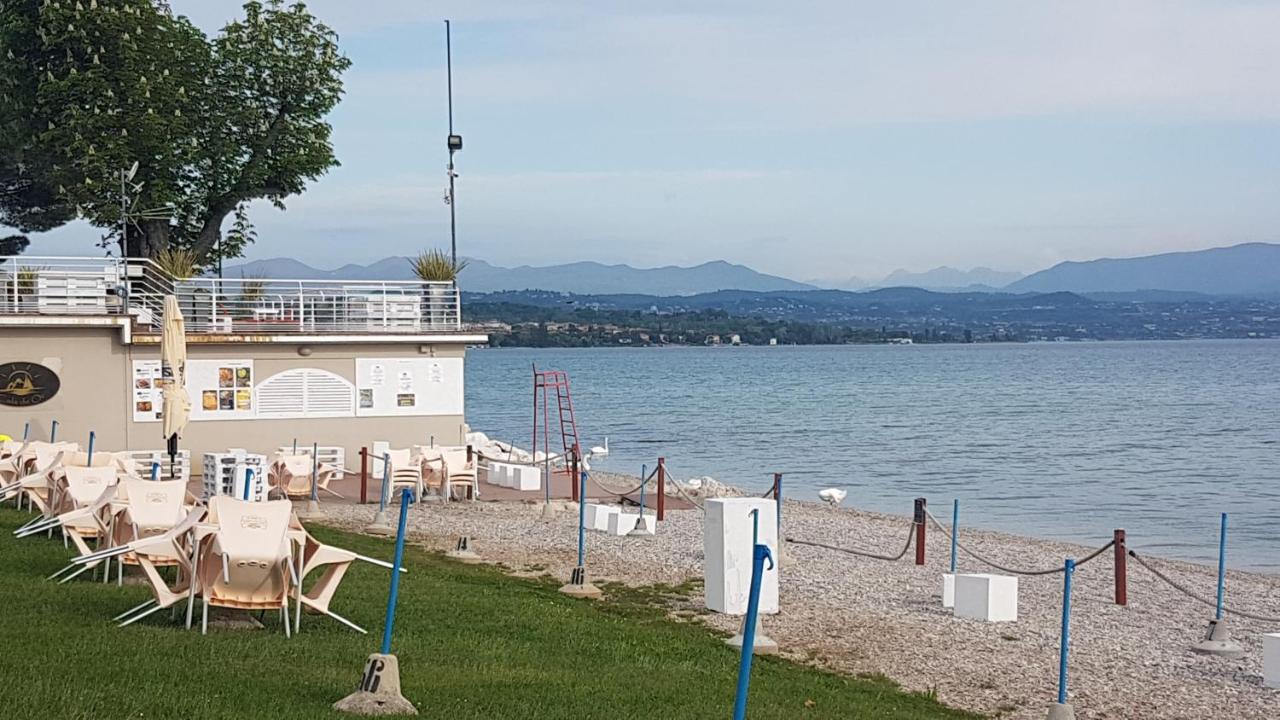 Luminoso Trilocale Con Piscina E Giardino Privato Apartment Desenzano del Garda Bagian luar foto
