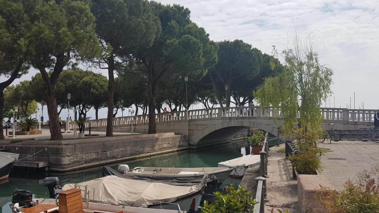 Luminoso Trilocale Con Piscina E Giardino Privato Apartment Desenzano del Garda Bagian luar foto