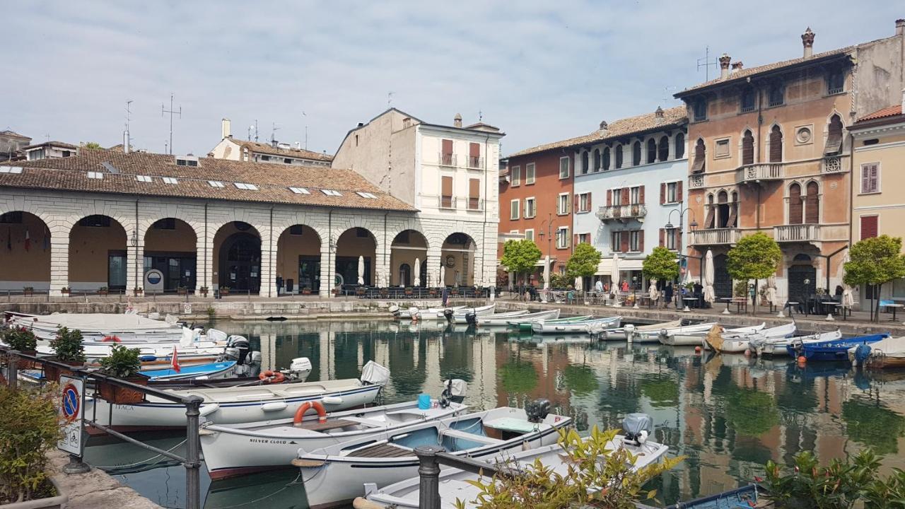 Luminoso Trilocale Con Piscina E Giardino Privato Apartment Desenzano del Garda Bagian luar foto