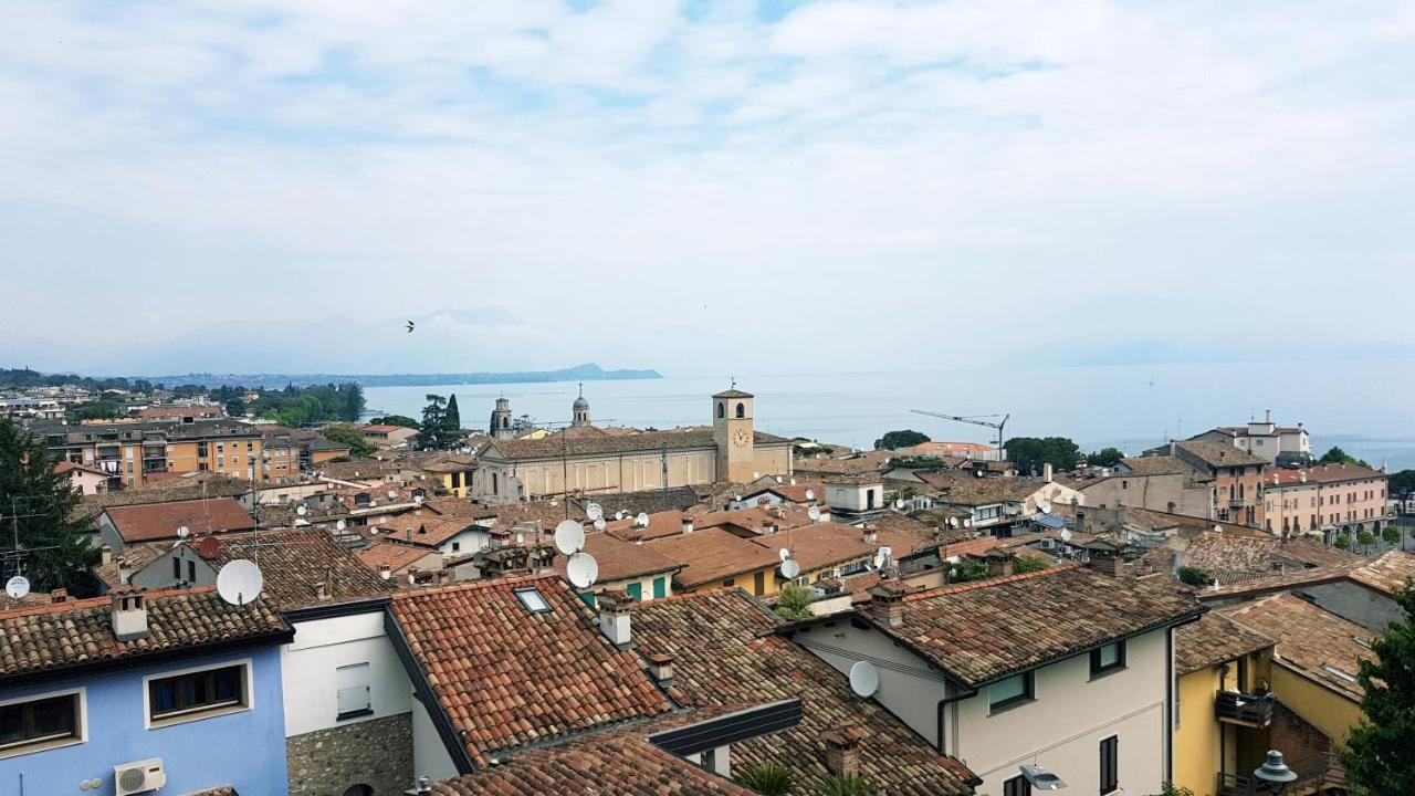 Luminoso Trilocale Con Piscina E Giardino Privato Apartment Desenzano del Garda Bagian luar foto