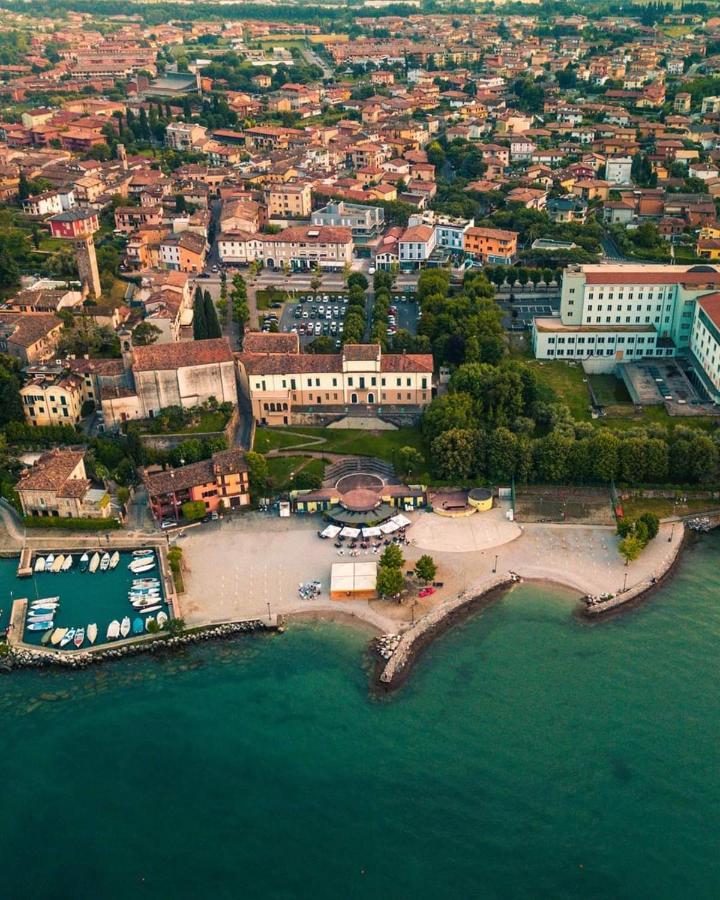 Luminoso Trilocale Con Piscina E Giardino Privato Apartment Desenzano del Garda Bagian luar foto