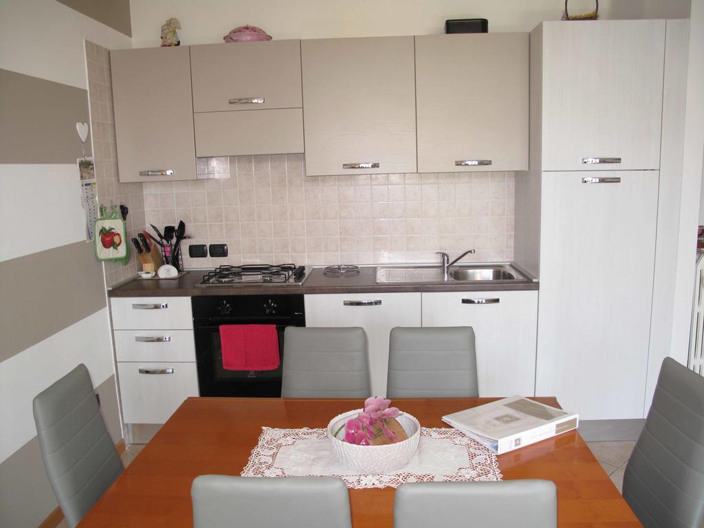 Luminoso Trilocale Con Piscina E Giardino Privato Apartment Desenzano del Garda Bagian luar foto