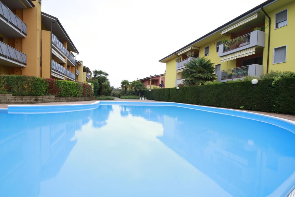 Luminoso Trilocale Con Piscina E Giardino Privato Apartment Desenzano del Garda Bagian luar foto