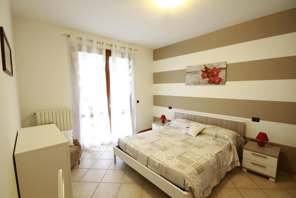 Luminoso Trilocale Con Piscina E Giardino Privato Apartment Desenzano del Garda Bagian luar foto