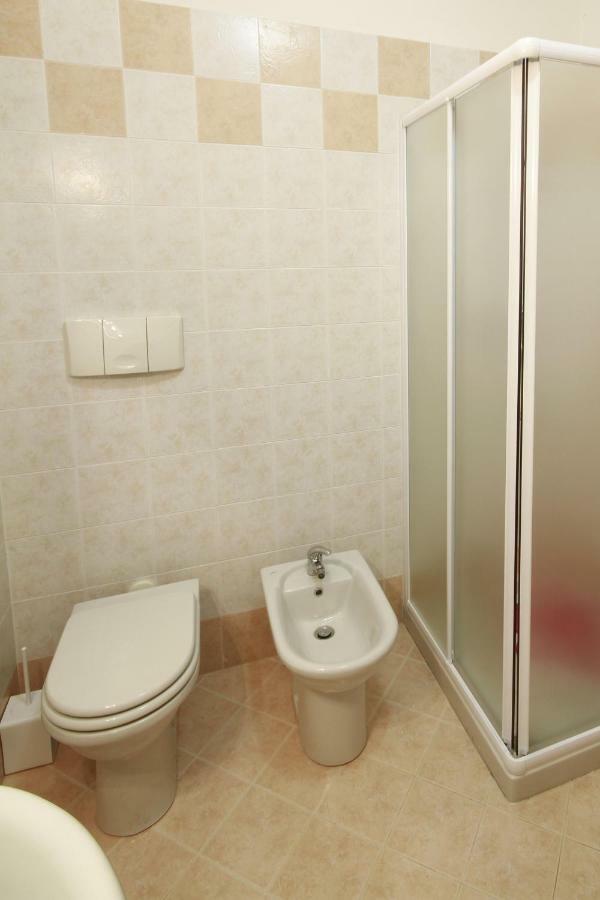 Luminoso Trilocale Con Piscina E Giardino Privato Apartment Desenzano del Garda Bagian luar foto