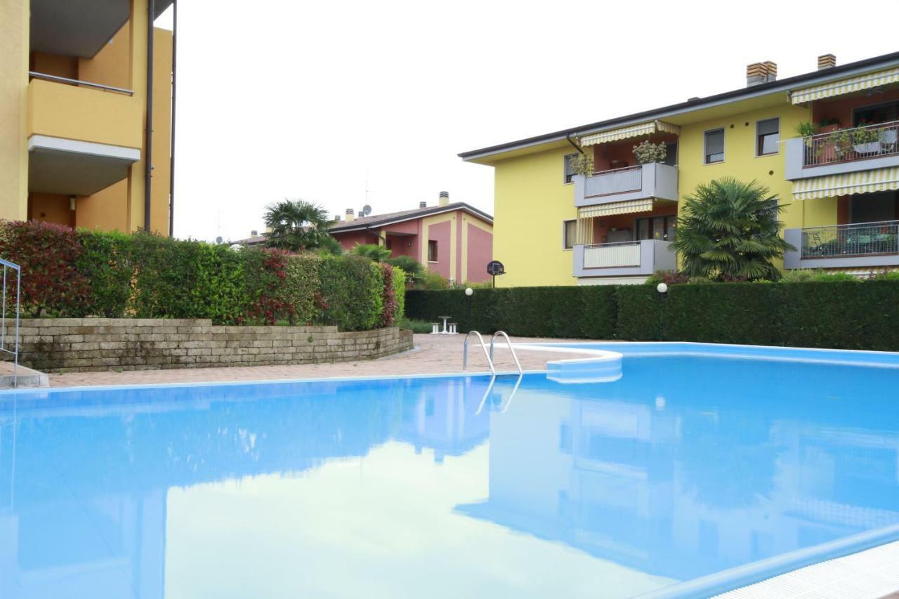 Luminoso Trilocale Con Piscina E Giardino Privato Apartment Desenzano del Garda Bagian luar foto